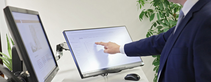 Bild zeigt die Bedienung eines Touch Monitors